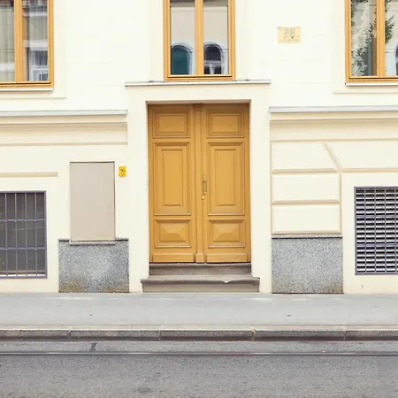 Leonart Living 44 Apartment